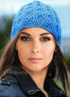 Голубая вязаная шапочка крючком